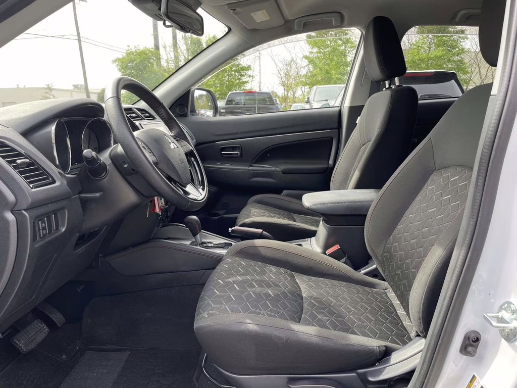 2024 White Mitsubishi Outlander Sport 2.0 LE 4X4 SUV