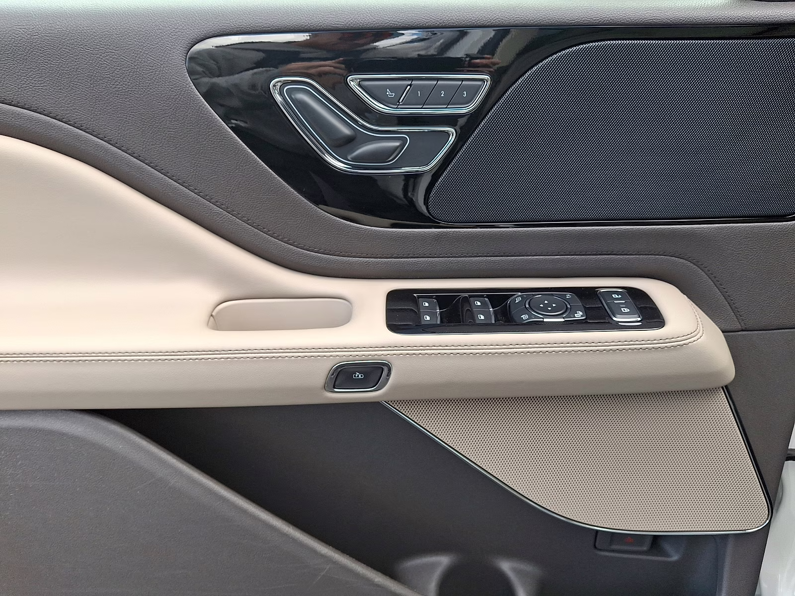 2022 Pristine White Metallic Tri-Coat - AZ Lincoln Aviator Standard AWD