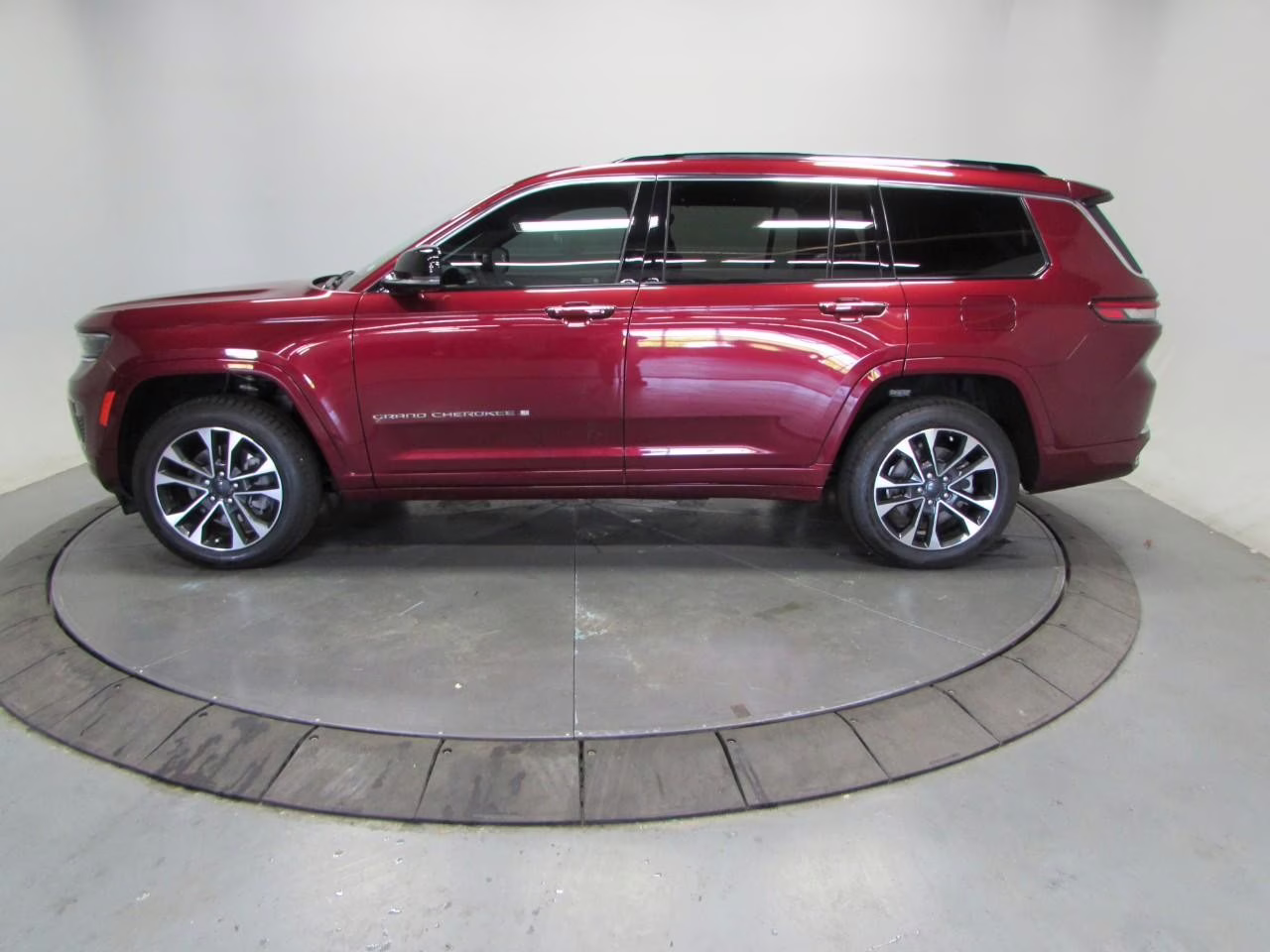 2022 Velvet Red Pearlcoat Jeep Grand Cherokee L Overland 4X4 SUV