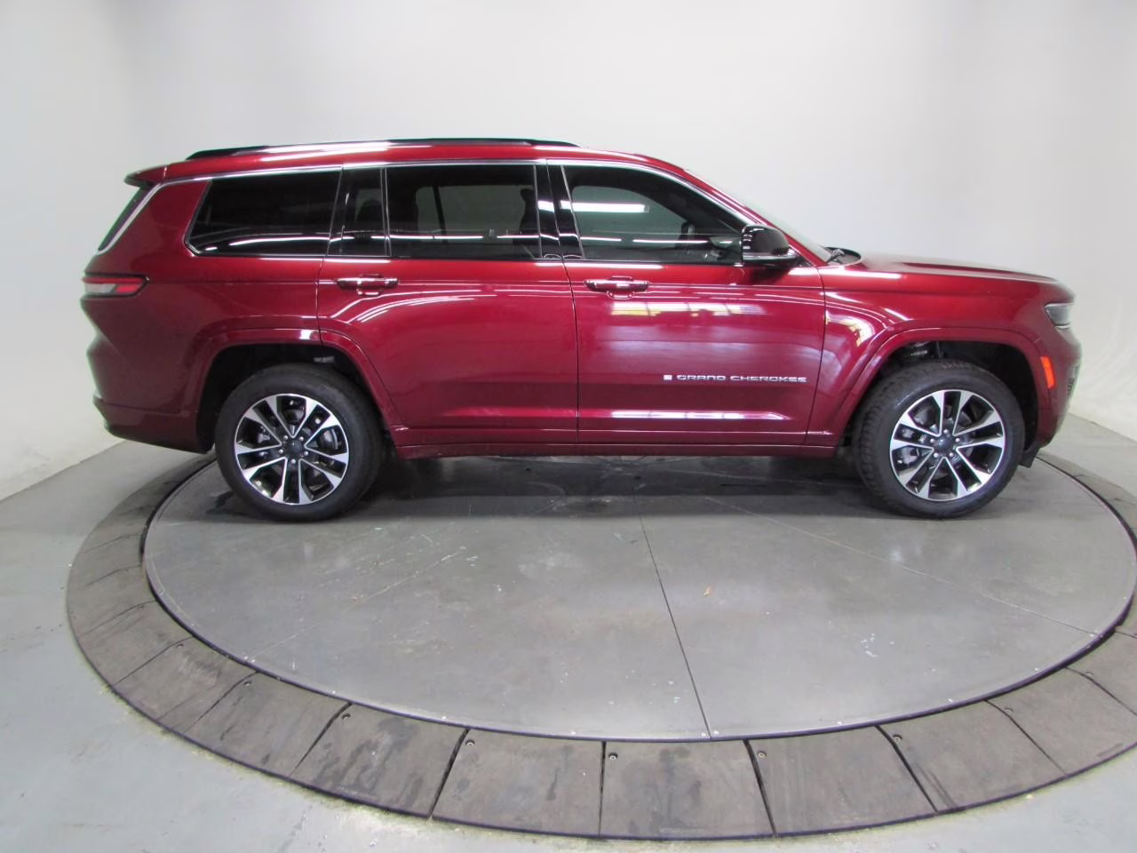 2022 Velvet Red Pearlcoat Jeep Grand Cherokee L Overland 4X4 SUV