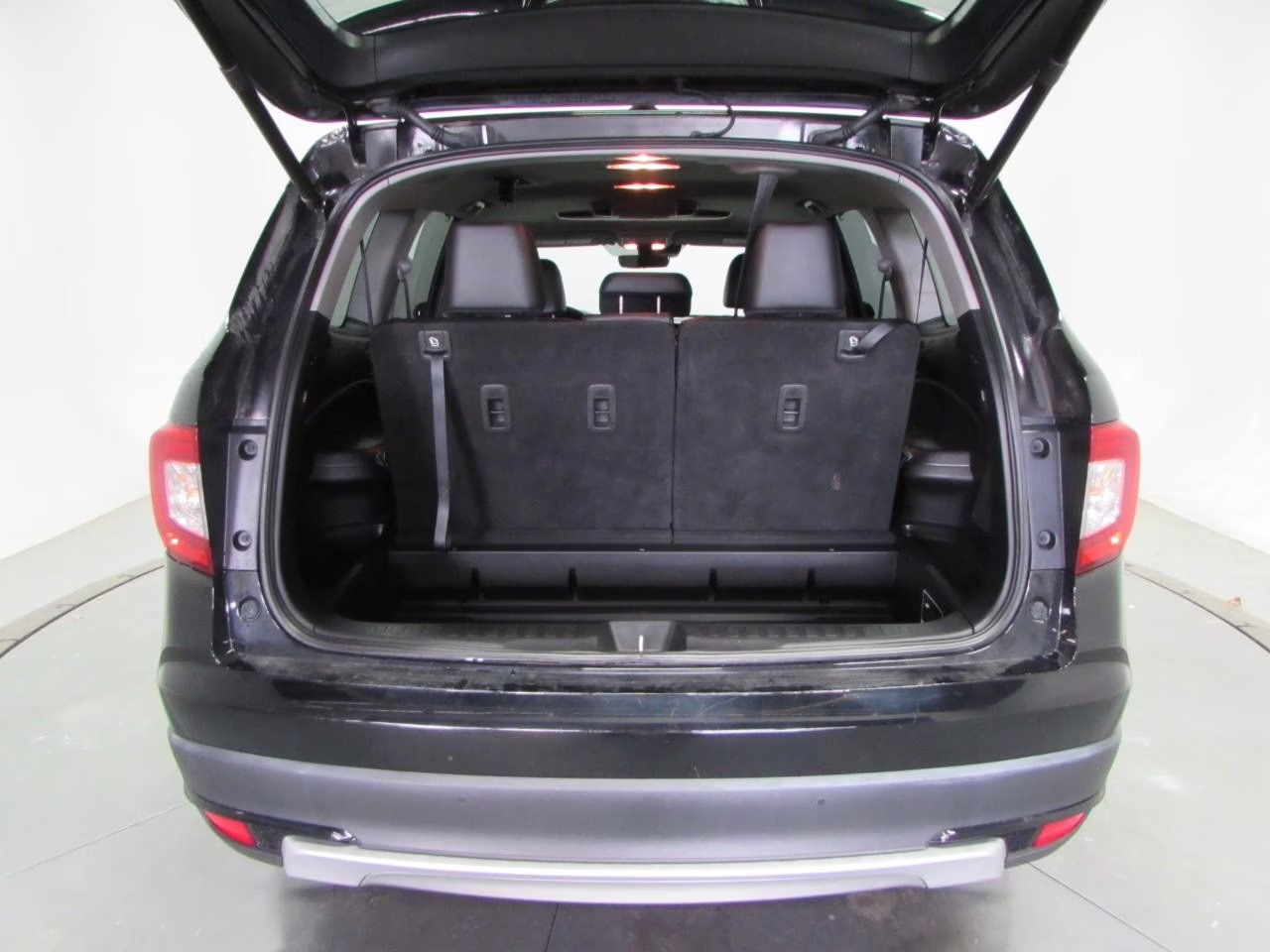 2022 Crystal Black Pearl Honda Pilot Touring 8 Passenger AWD SUV