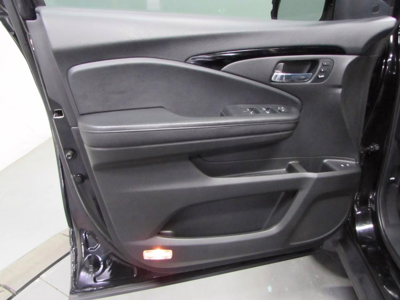 2022 Crystal Black Pearl Honda Pilot Touring 8 Passenger AWD SUV