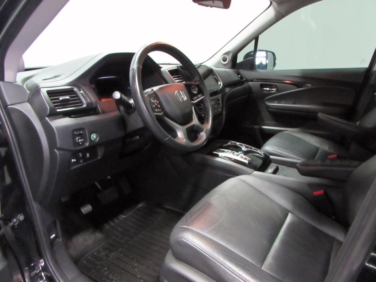 2022 Crystal Black Pearl Honda Pilot Touring 8 Passenger AWD SUV