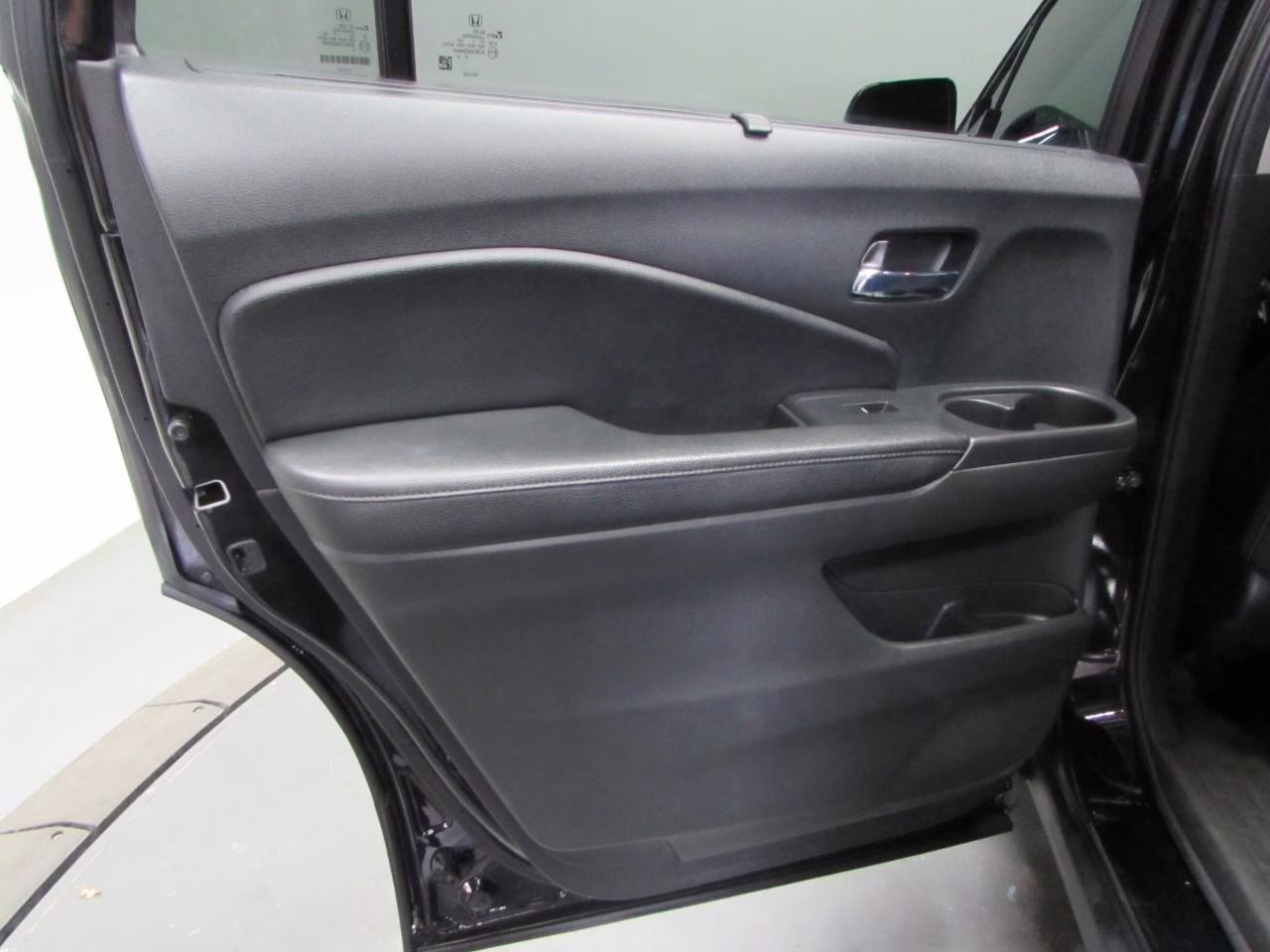 2022 Crystal Black Pearl Honda Pilot Touring 8 Passenger AWD SUV