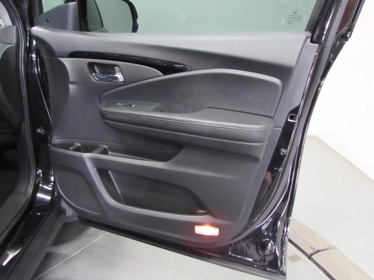 2022 Crystal Black Pearl Honda Pilot Touring 8 Passenger AWD SUV