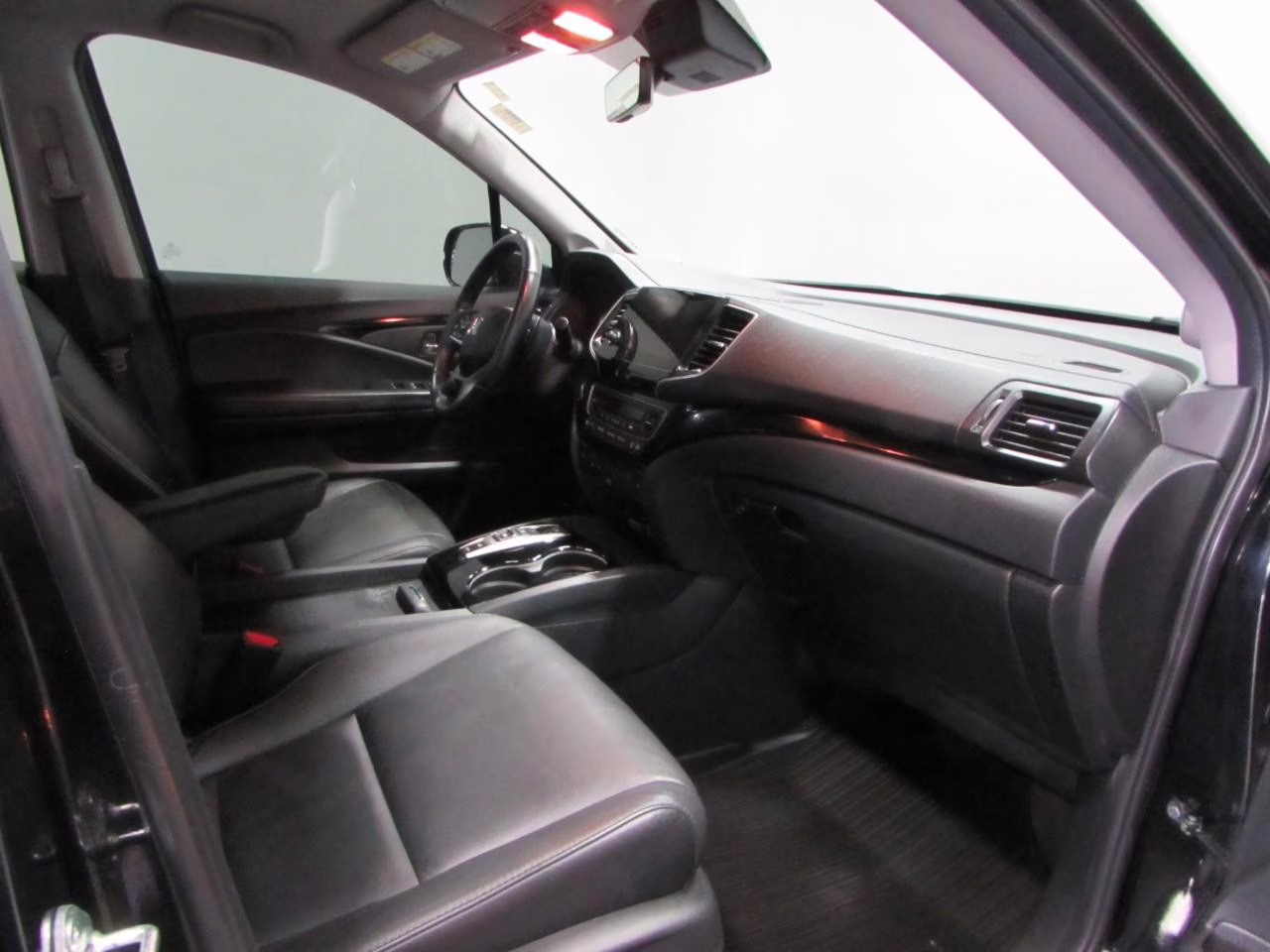 2022 Crystal Black Pearl Honda Pilot Touring 8 Passenger AWD SUV