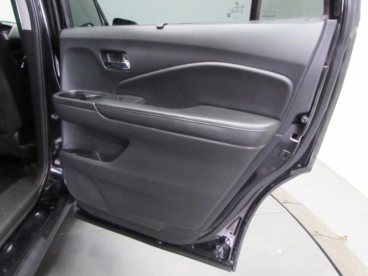 2022 Crystal Black Pearl Honda Pilot Touring 8 Passenger AWD SUV