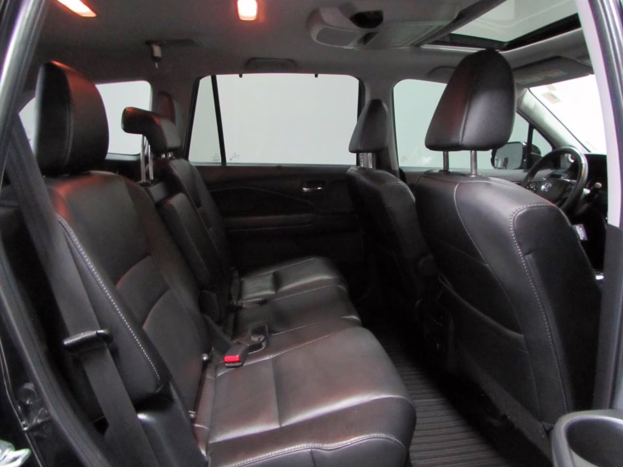 2022 Crystal Black Pearl Honda Pilot Touring 8 Passenger AWD SUV