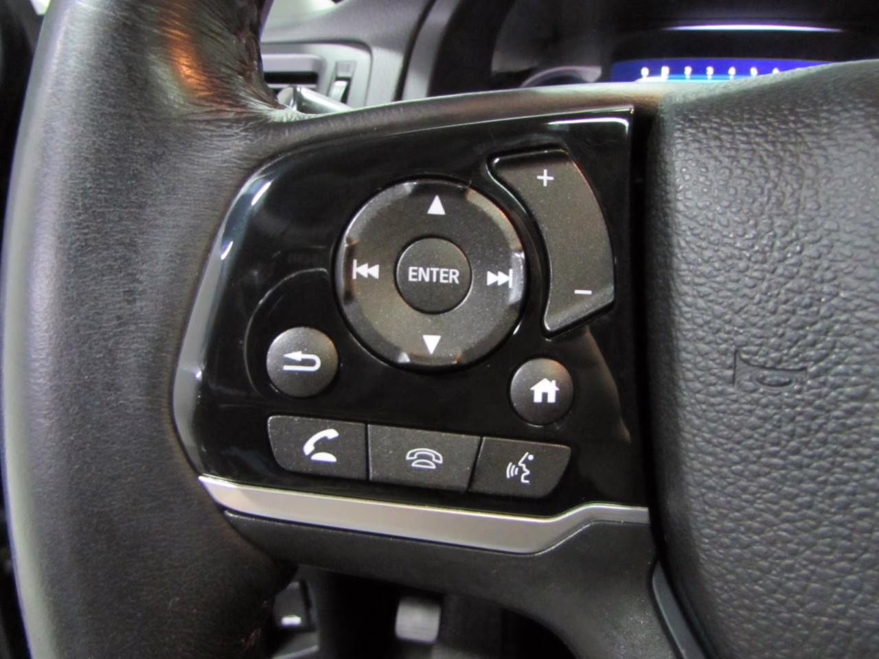 2022 Crystal Black Pearl Honda Pilot Touring 8 Passenger AWD SUV