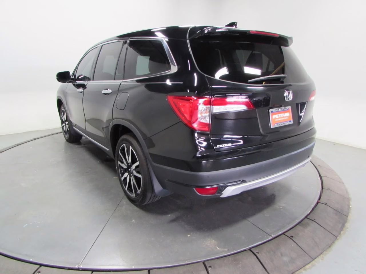 2022 Crystal Black Pearl Honda Pilot Touring 8 Passenger AWD SUV