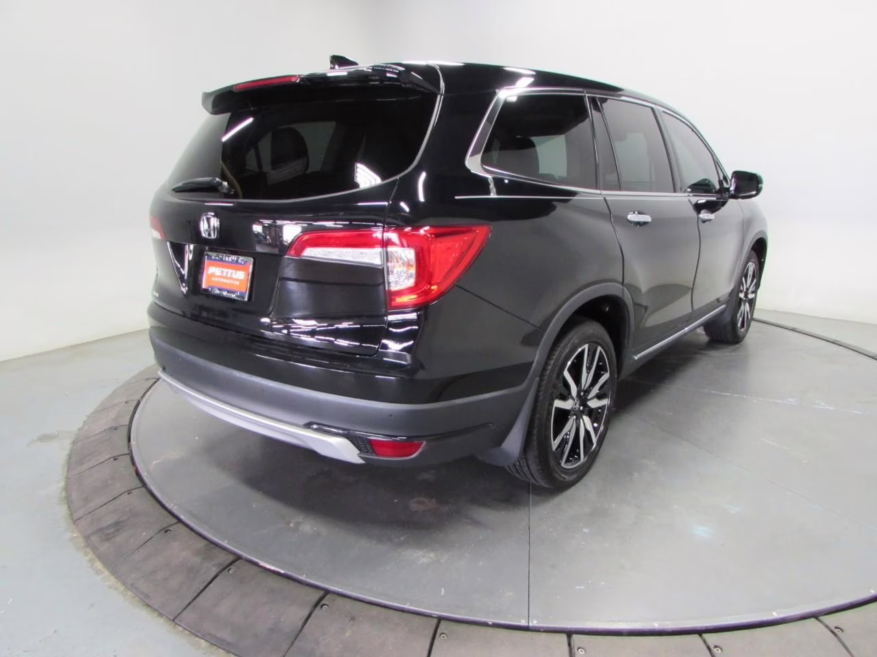 2022 Crystal Black Pearl Honda Pilot Touring 8 Passenger AWD SUV
