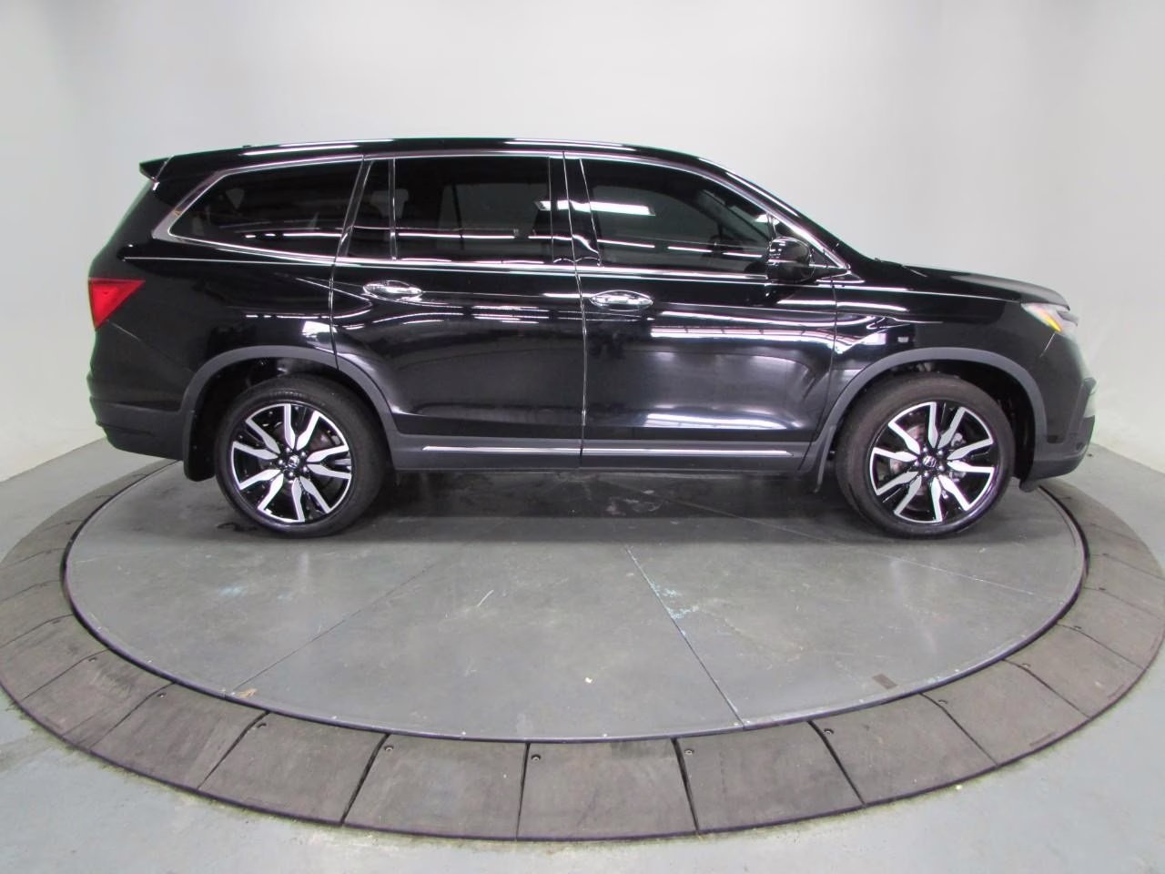 2022 Crystal Black Pearl Honda Pilot Touring 8 Passenger AWD SUV