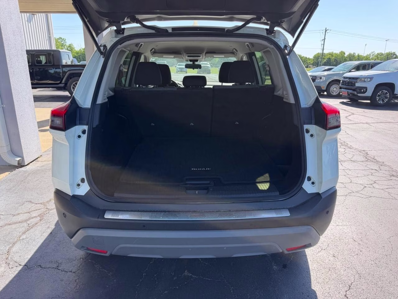 2023 Pearl White Tricoat Nissan Rogue SV AWD SUV