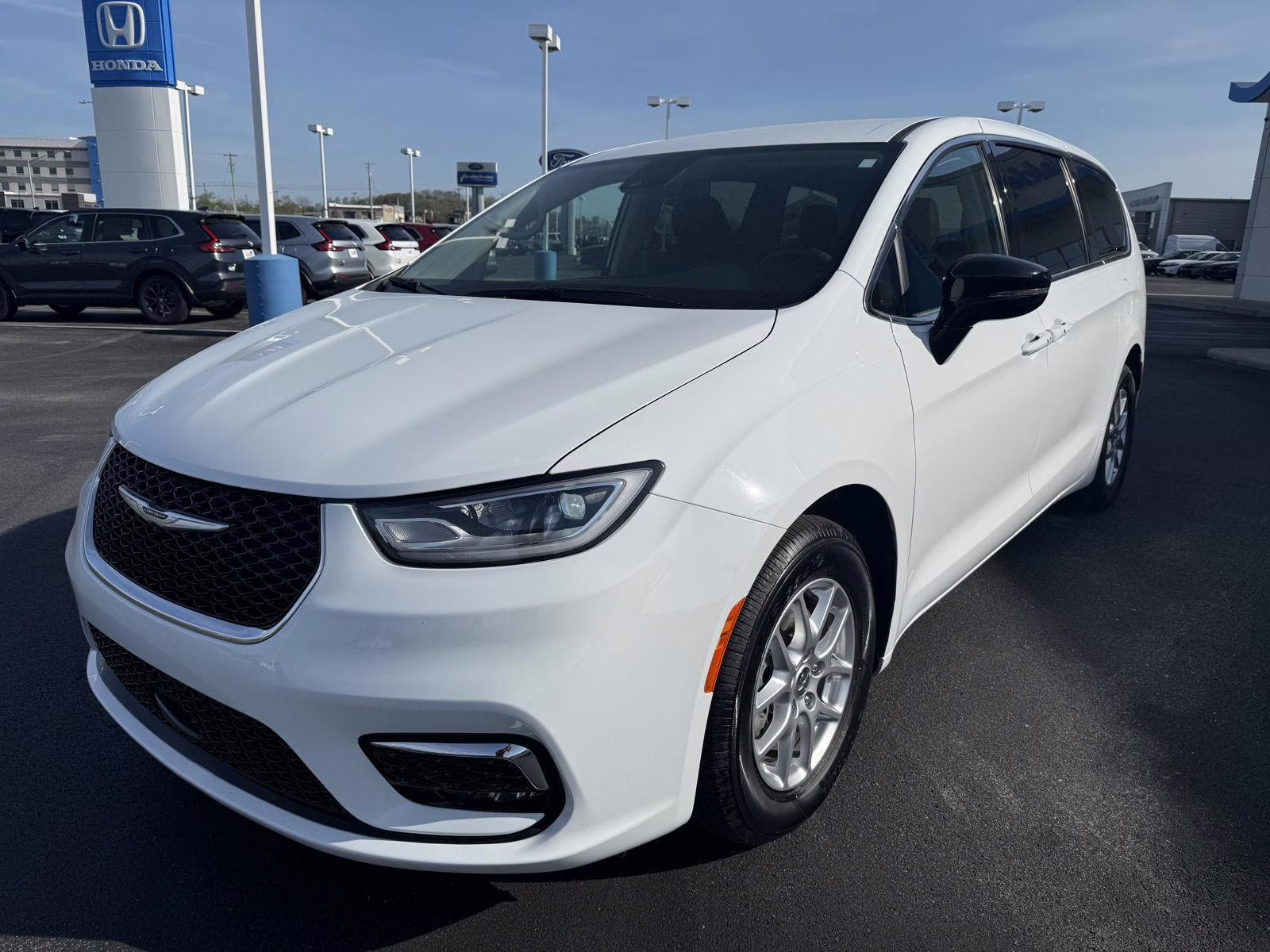 2024 Bright White Clearcoat Chrysler Pacifica Touring L FWD Van