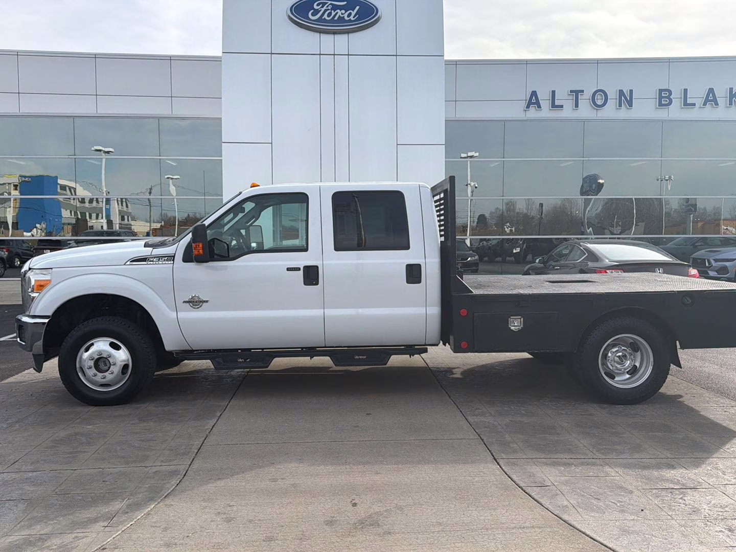 2016 WHITE Ford Super Duty F-350 DRW XLT 4X4 Truck