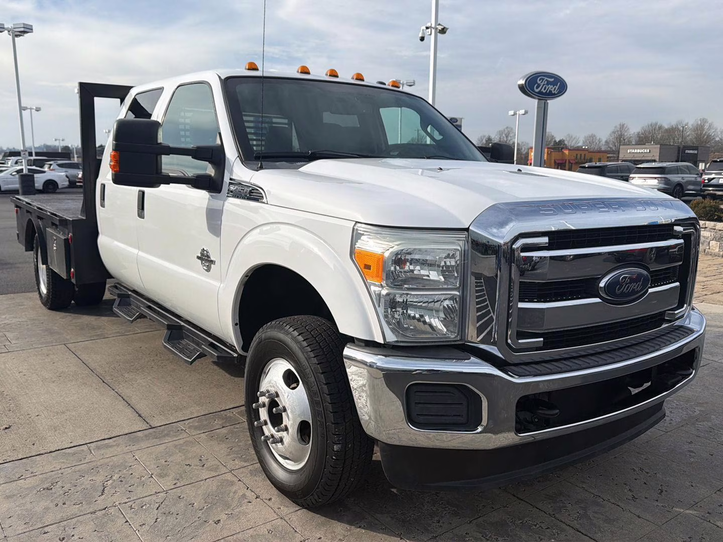 2016 WHITE Ford Super Duty F-350 DRW XLT 4X4 Truck