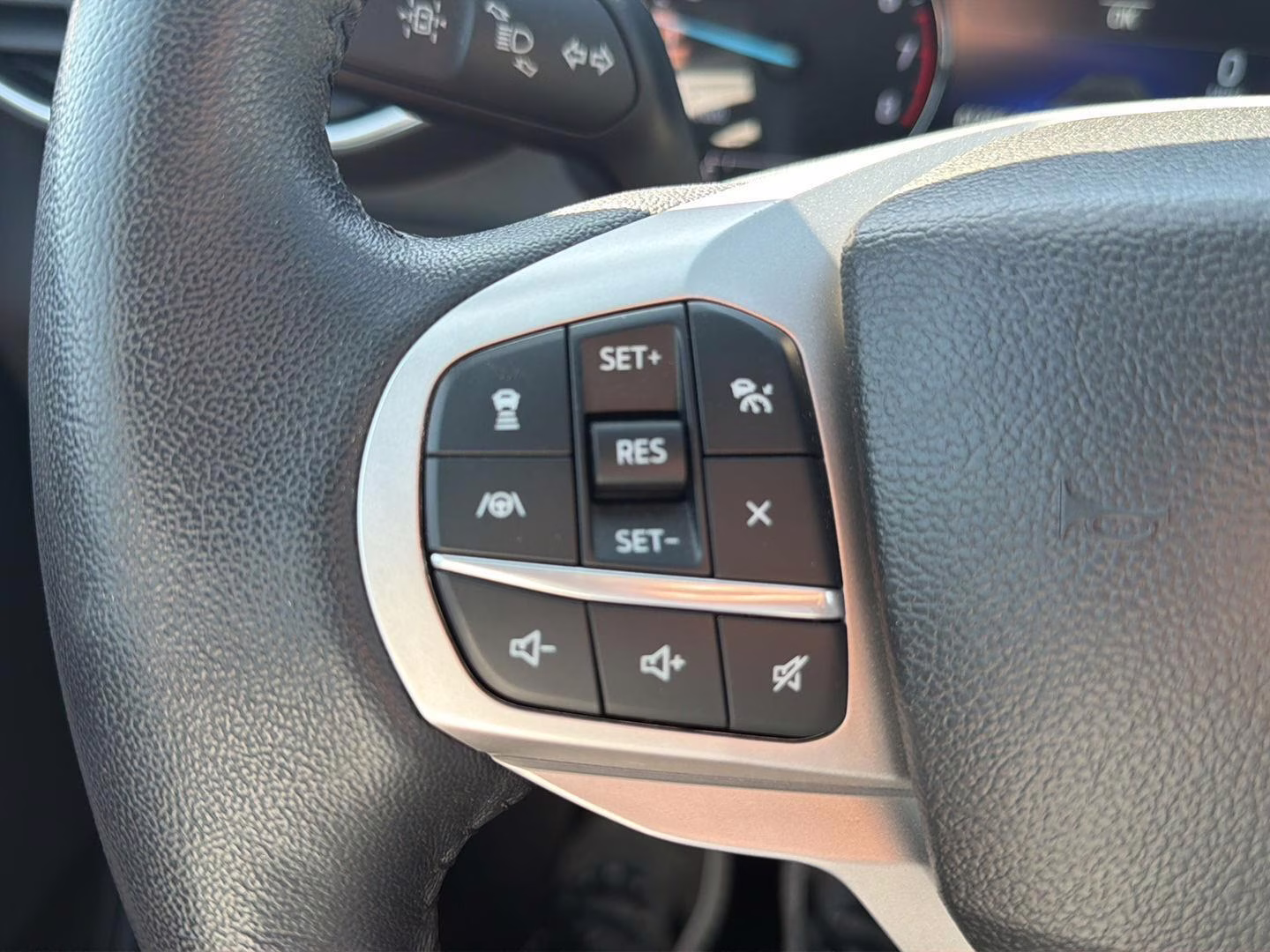 2023 Iconic Silver Ford Explorer Limited 4X4 SUV