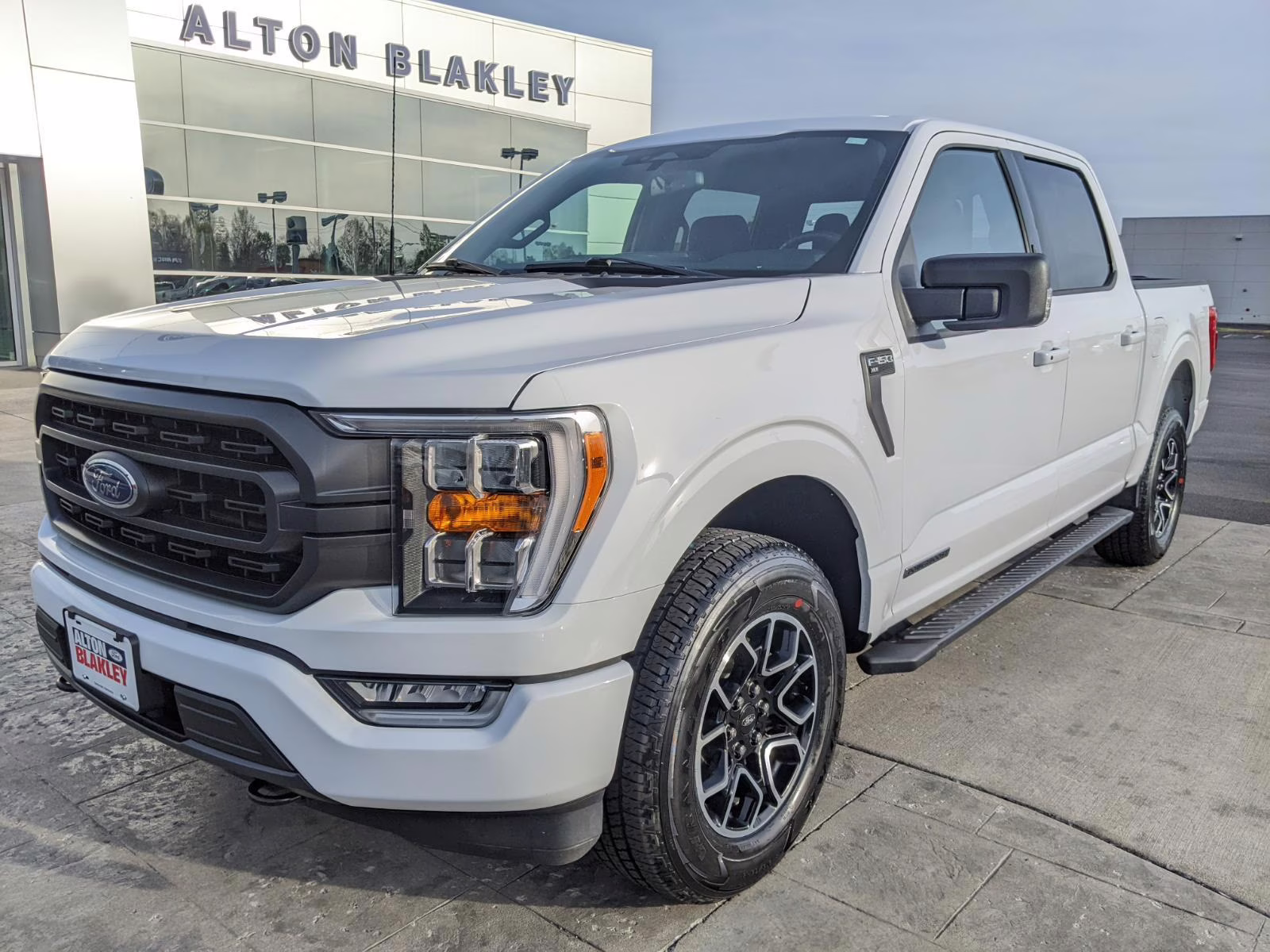 2023 Oxford White Ford F-150 XLT 4X4 Truck