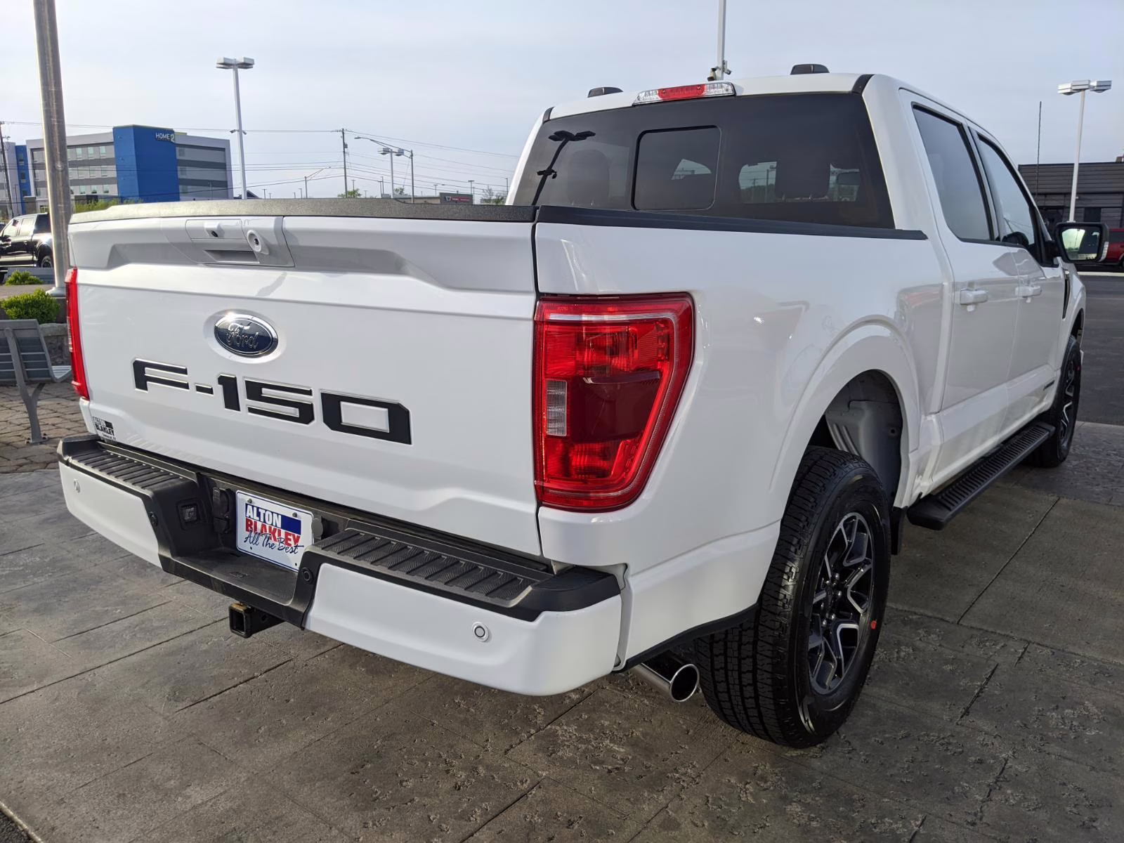 2023 Oxford White Ford F-150 XLT 4X4 Truck