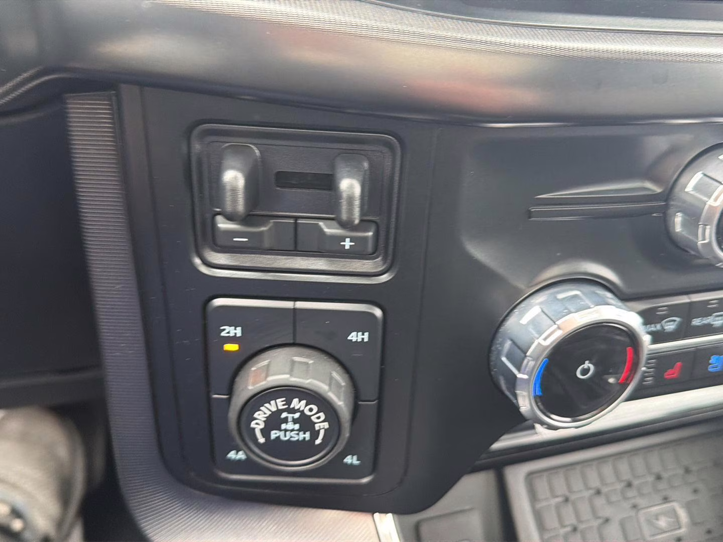 2023 Star White Metallic Tri-Coat Ford F-150 Platinum 4X4 Truck