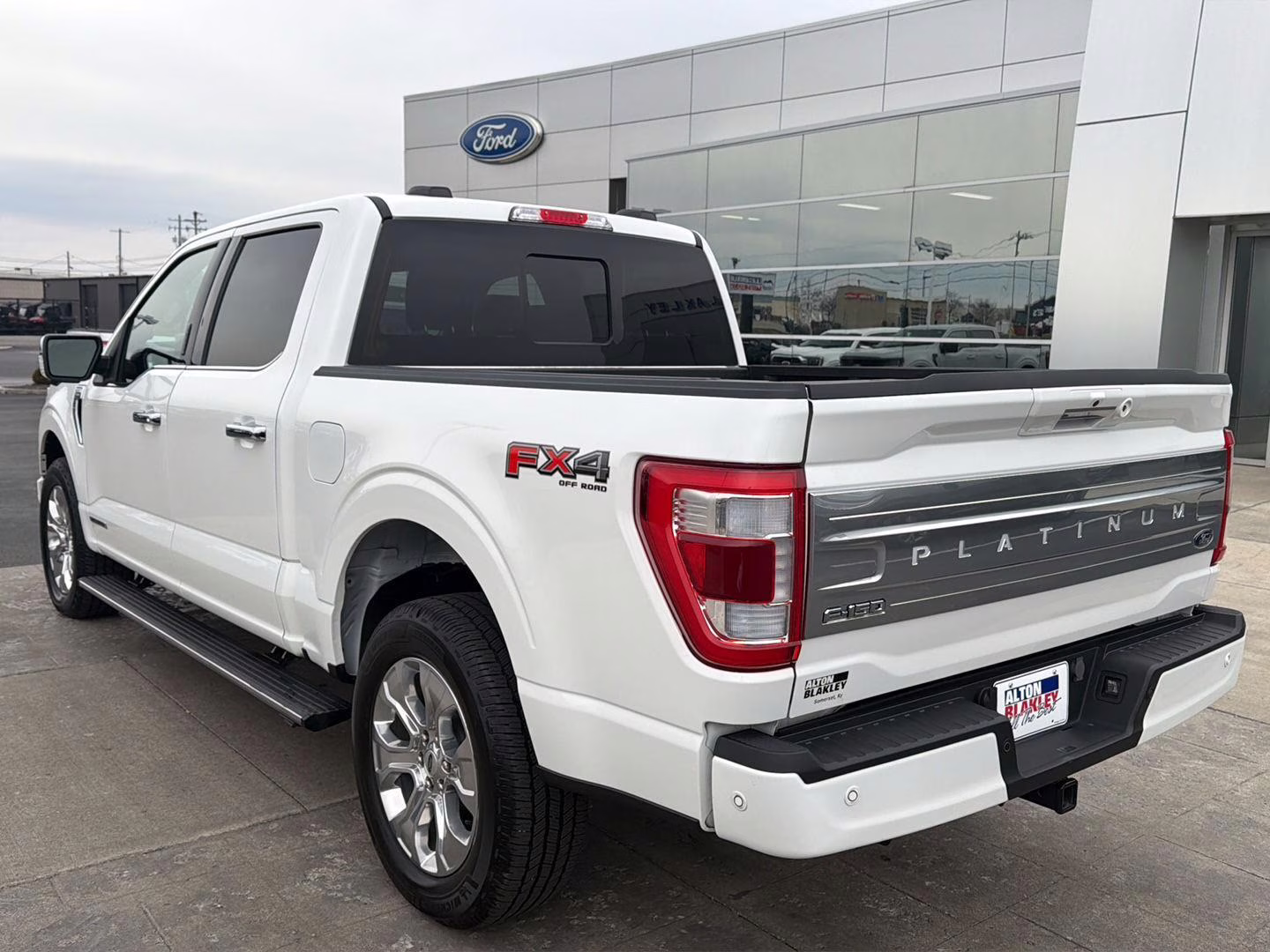 2023 Star White Metallic Tri-Coat Ford F-150 Platinum 4X4 Truck