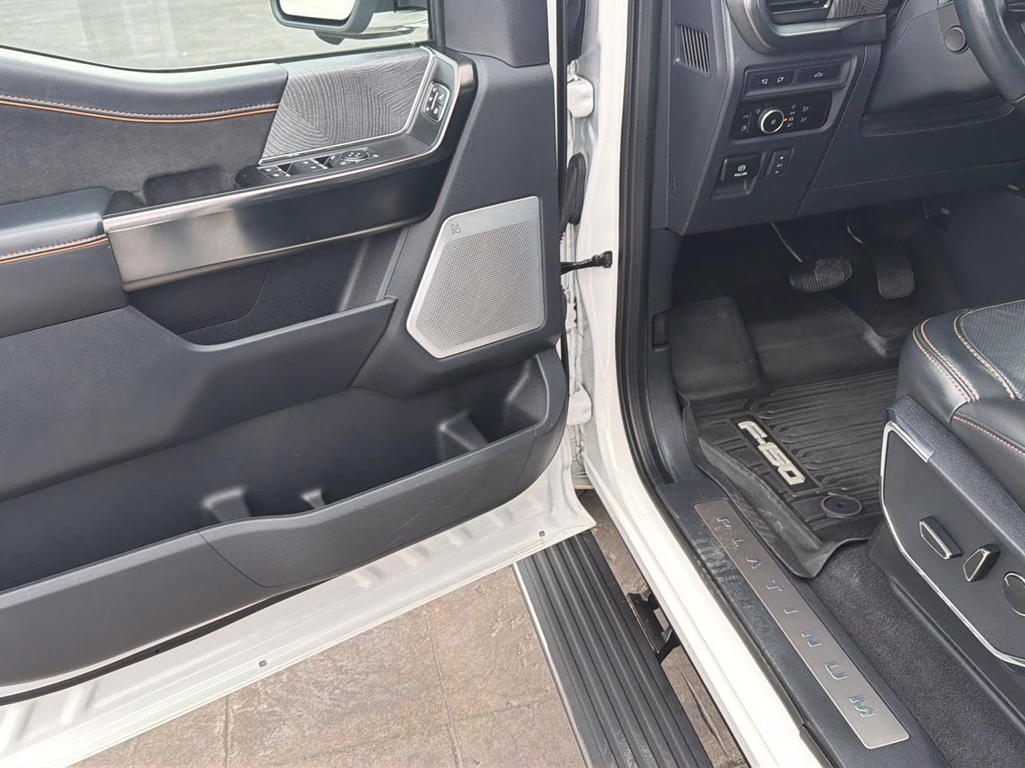 2023 Star White Metallic Tri-Coat Ford F-150 Platinum 4X4 Truck