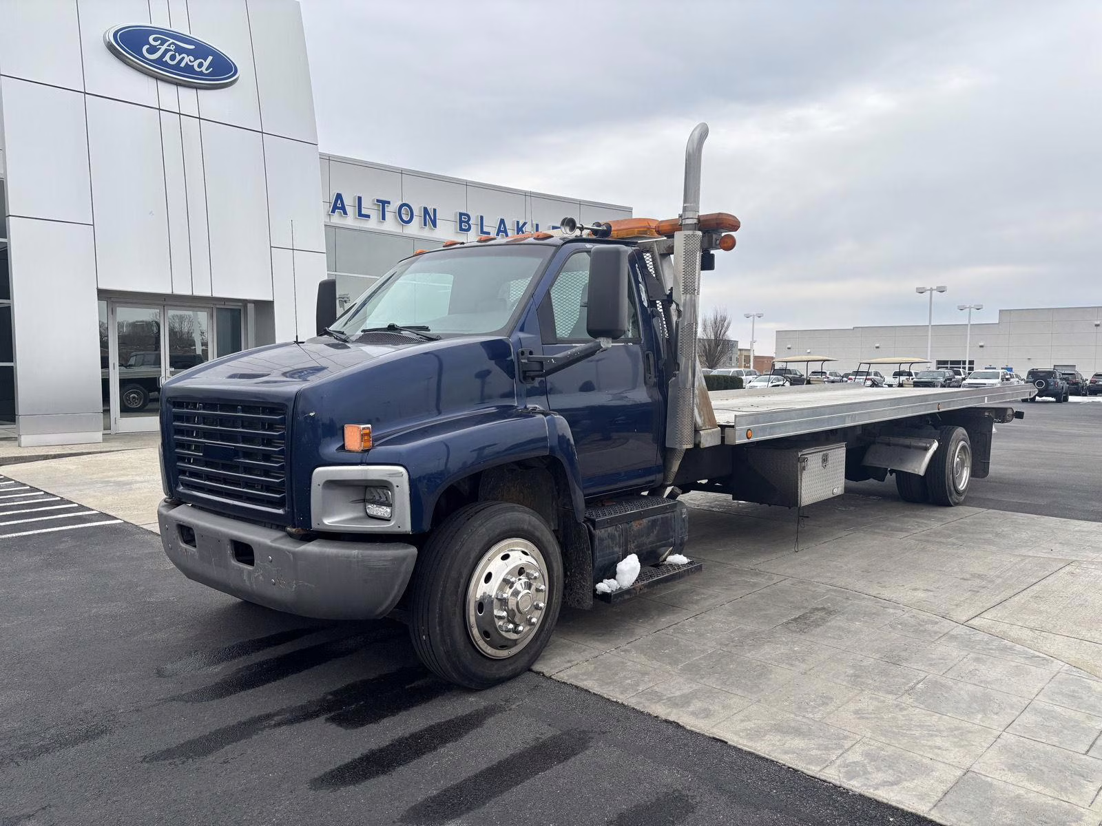 2004 BLUE Chevrolet CC8500 REGULAR CAB RWD