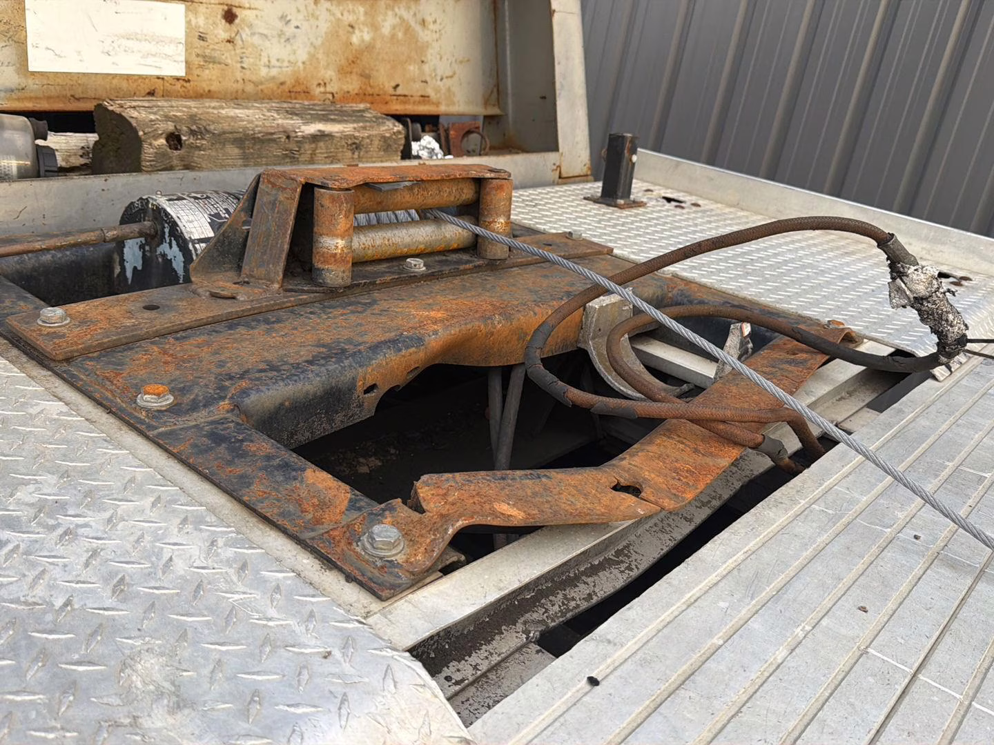 2004 BLUE Chevrolet CC8500 REGULAR CAB RWD