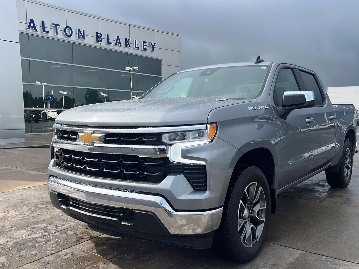 2024 Sterling Gray Metallic Chevrolet Silverado 1500 LT 4X4 Truck