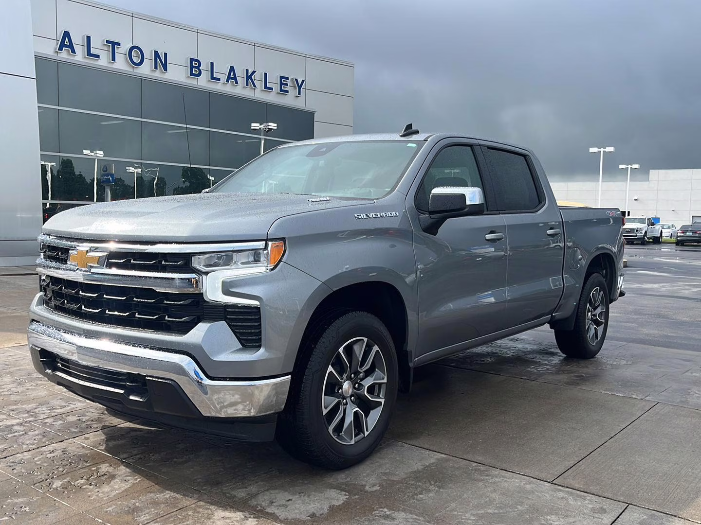 2024 Sterling Gray Metallic Chevrolet Silverado 1500 LT 4X4 Truck