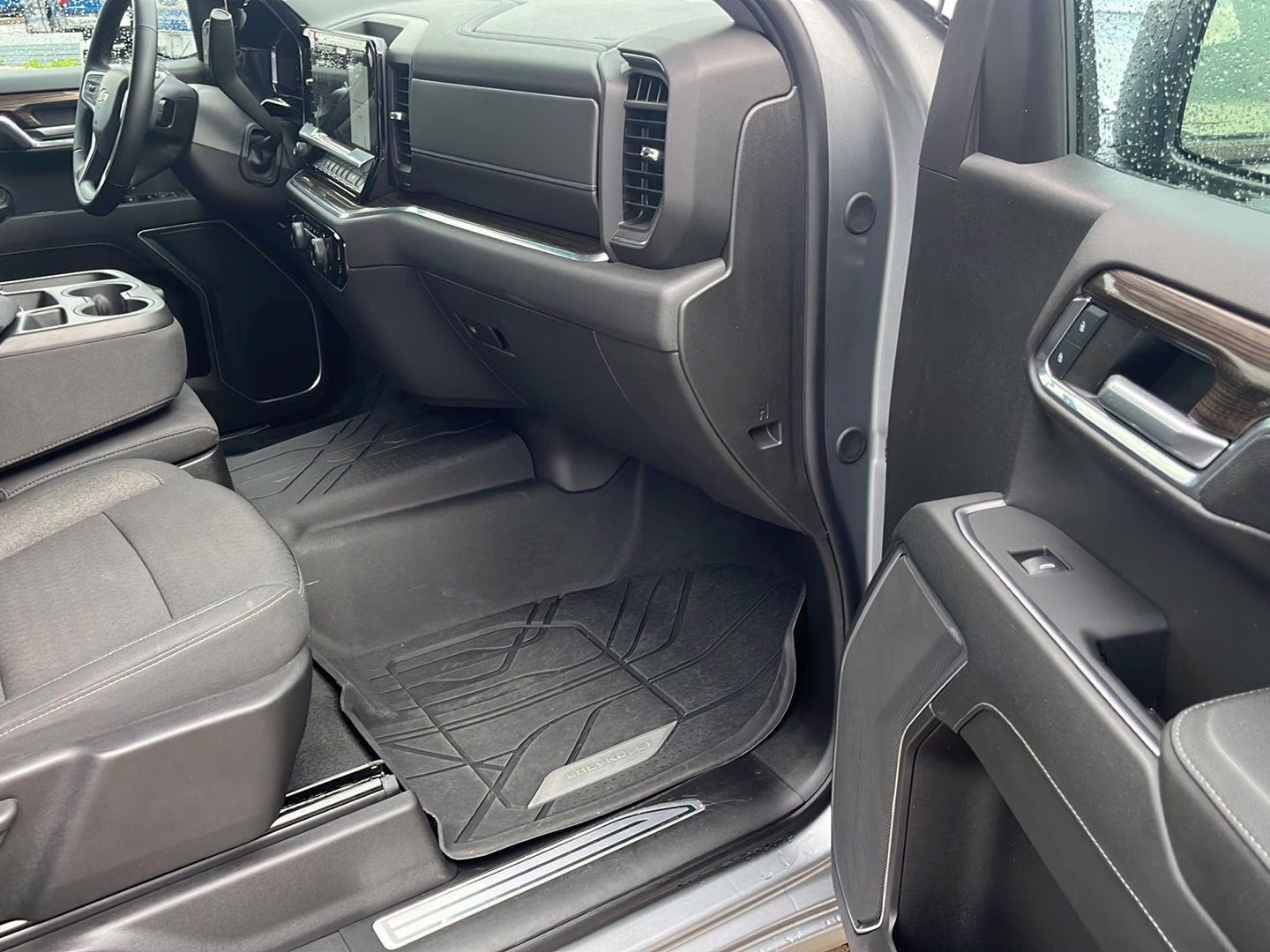 2024 Sterling Gray Metallic Chevrolet Silverado 1500 LT 4X4 Truck