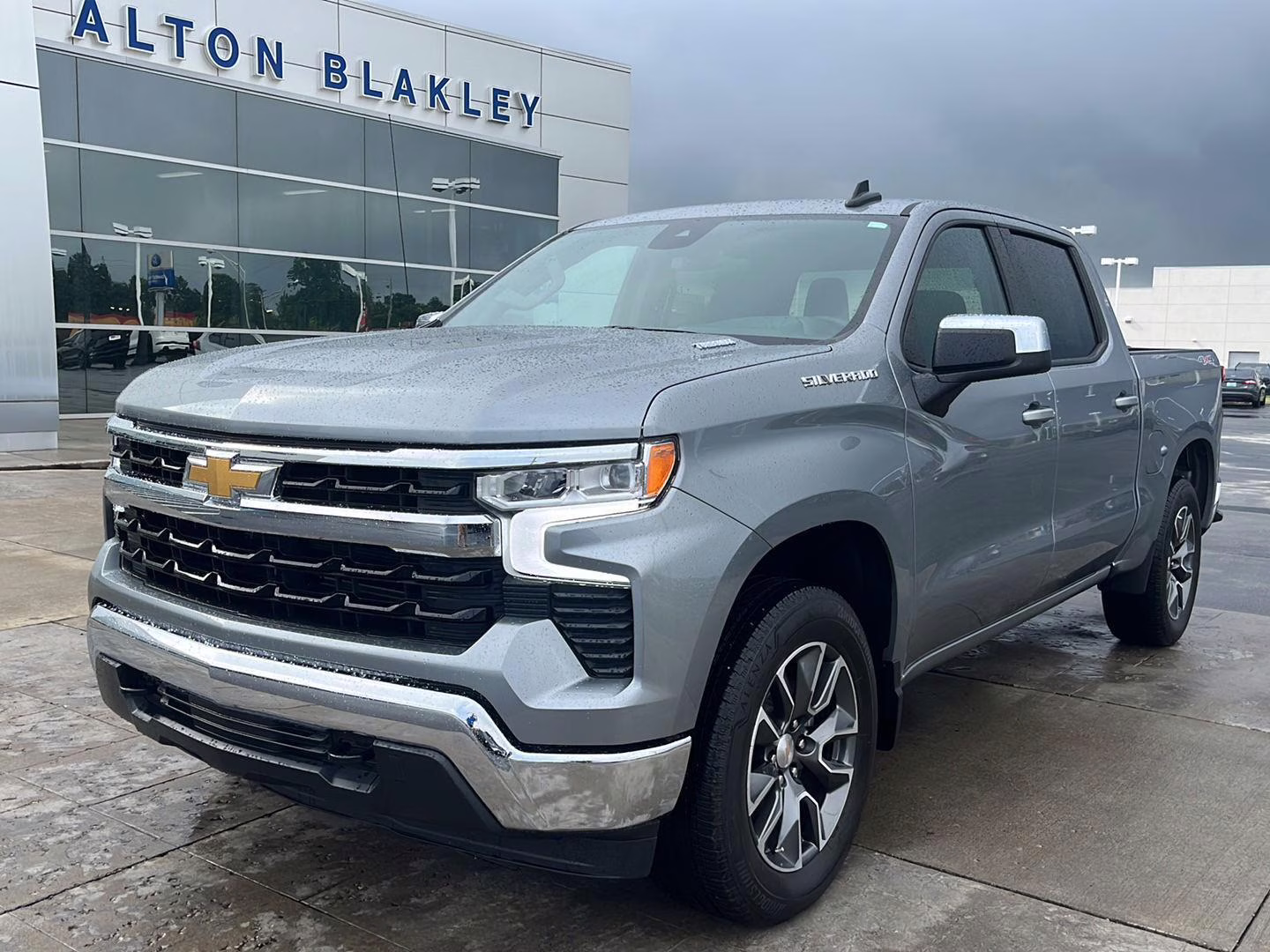 2024 Sterling Gray Metallic Chevrolet Silverado 1500 LT 4X4 Truck