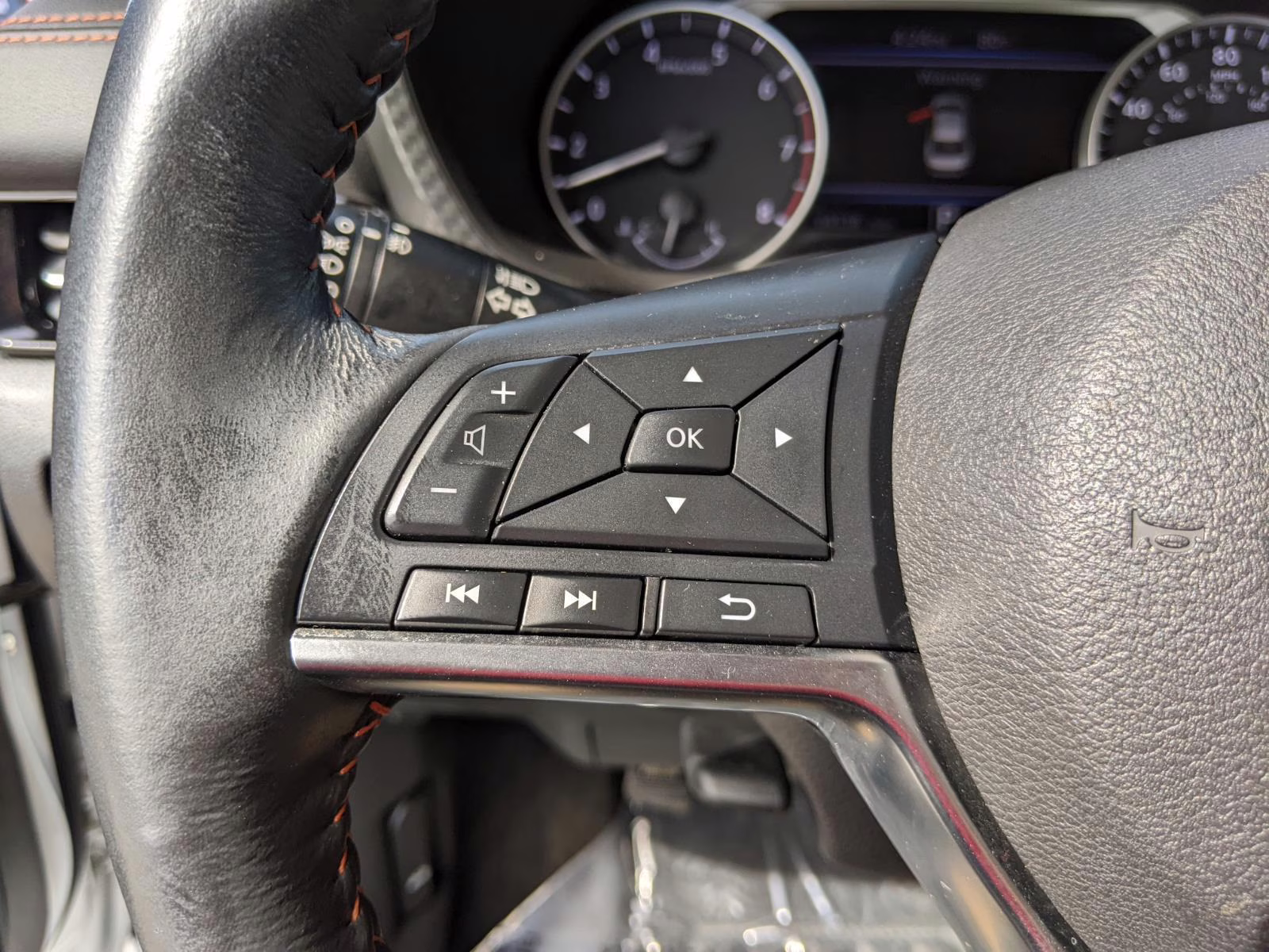 2023 Aspen White/Super Black Nissan Sentra SR FWD Sedan