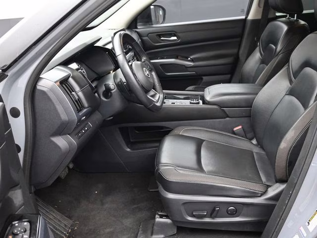 2024 Solid Gray/Super Black Nissan Pathfinder SL 4X4 SUV