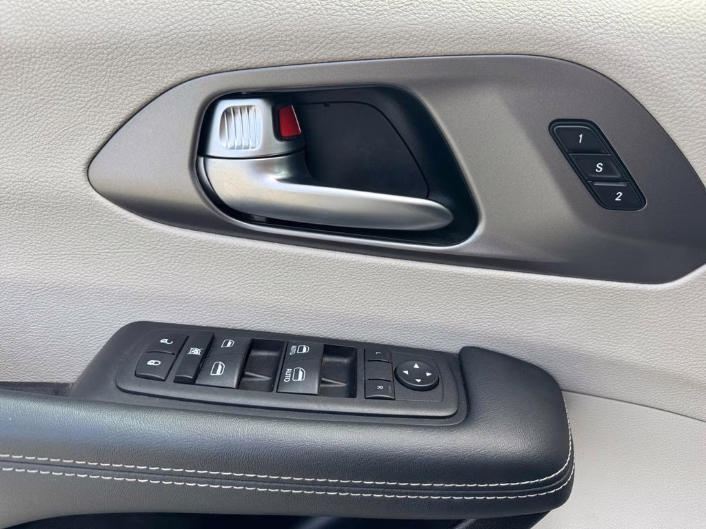 2023 Ceramic Gray Clearcoat Chrysler Pacifica Touring L FWD Van