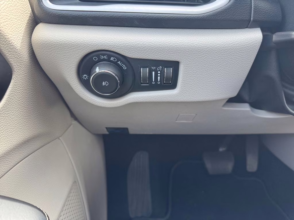 2023 Ceramic Gray Clearcoat Chrysler Pacifica Touring L FWD Van