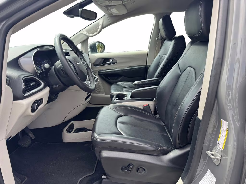 2023 Ceramic Gray Clearcoat Chrysler Pacifica Touring L FWD Van