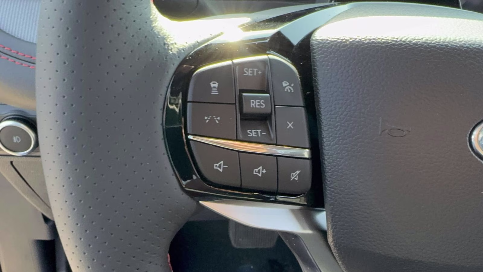 2026 Space White Metallic Ford Explorer ST-Line 4WD 4X4 SUV