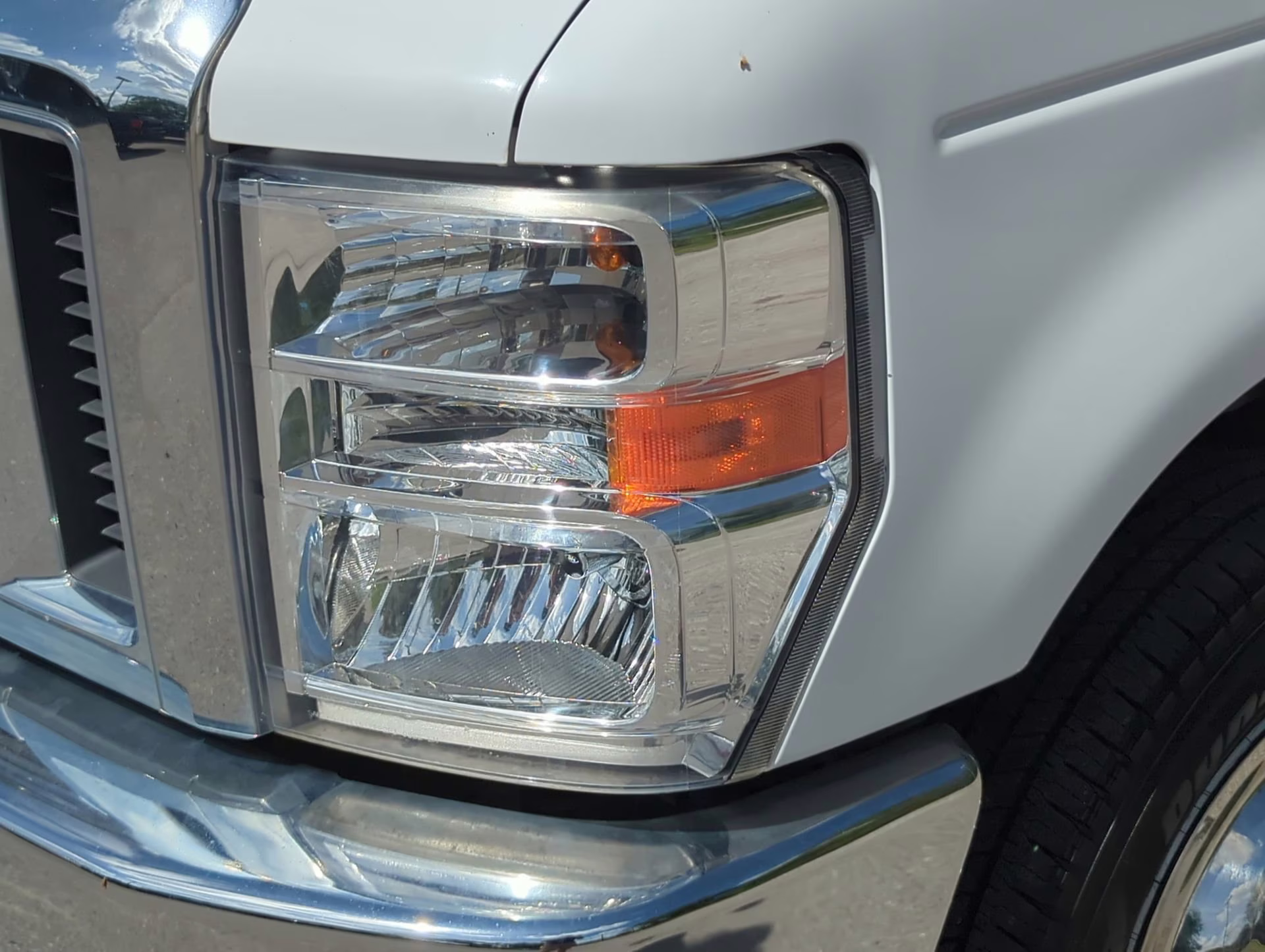 2019 Oxford White Ford E-Series Cutaway RWD Specialty