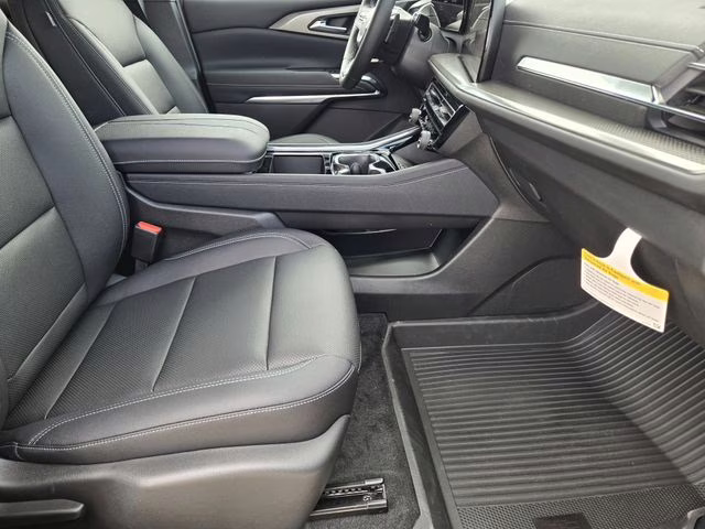 2026 Mosaic Black Metallic Chevrolet Traverse LT FWD SUV