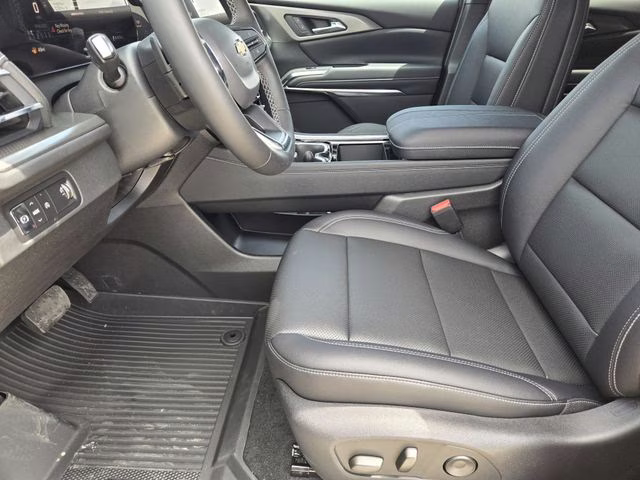 2026 Mosaic Black Metallic Chevrolet Traverse LT FWD SUV