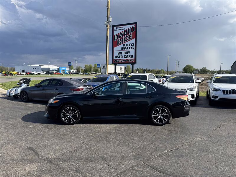 2018 Midnight Black Metallic Toyota Camry SE FWD Sedan