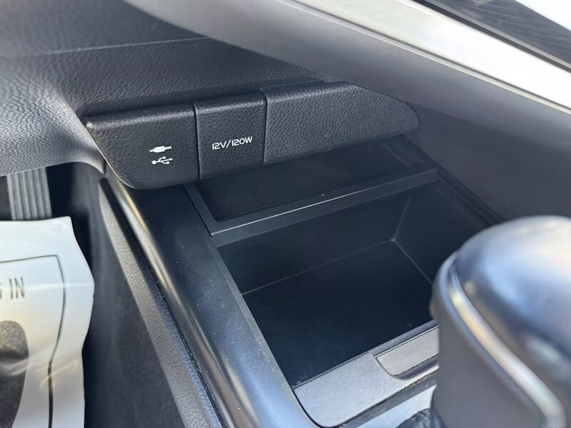 2018 Midnight Black Metallic Toyota Camry SE FWD Sedan