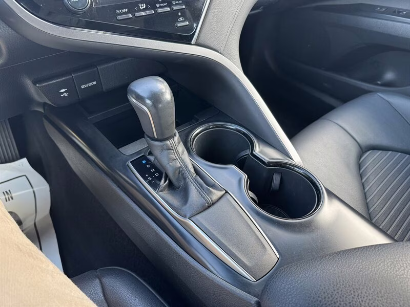 2018 Midnight Black Metallic Toyota Camry SE FWD Sedan