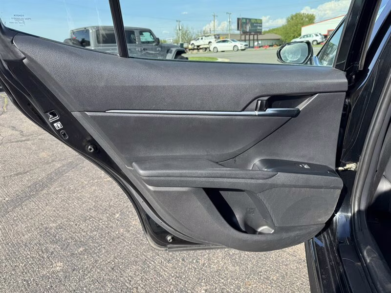 2018 Midnight Black Metallic Toyota Camry SE FWD Sedan