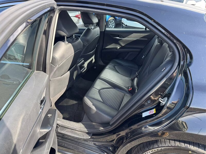 2018 Midnight Black Metallic Toyota Camry SE FWD Sedan