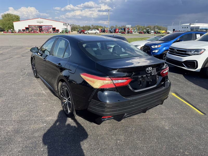 2018 Midnight Black Metallic Toyota Camry SE FWD Sedan
