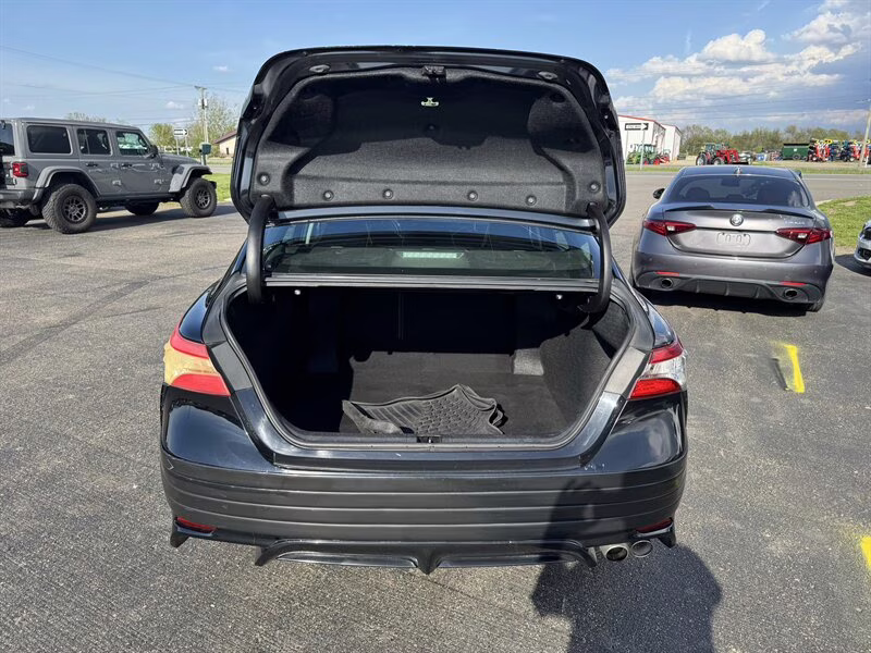 2018 Midnight Black Metallic Toyota Camry SE FWD Sedan