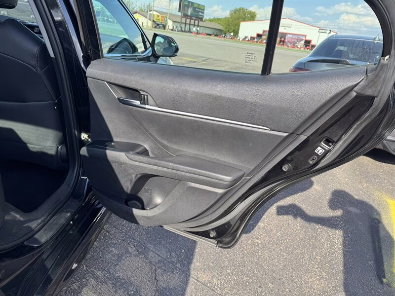 2018 Midnight Black Metallic Toyota Camry SE FWD Sedan