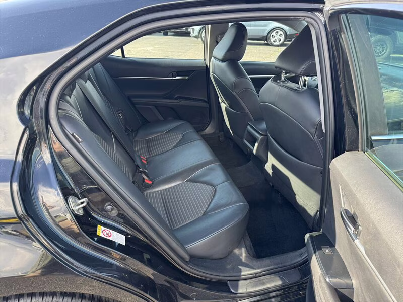 2018 Midnight Black Metallic Toyota Camry SE FWD Sedan